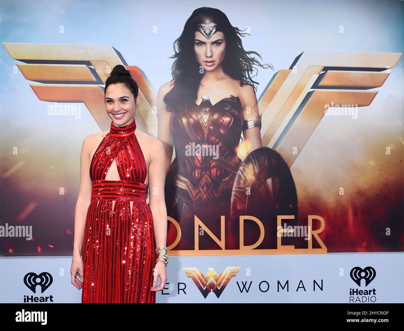 Gal Gadot partecipa alla prima di Wonder Woman, che si tiene al Pantages Theatre di Los Angeles, California Foto Stock