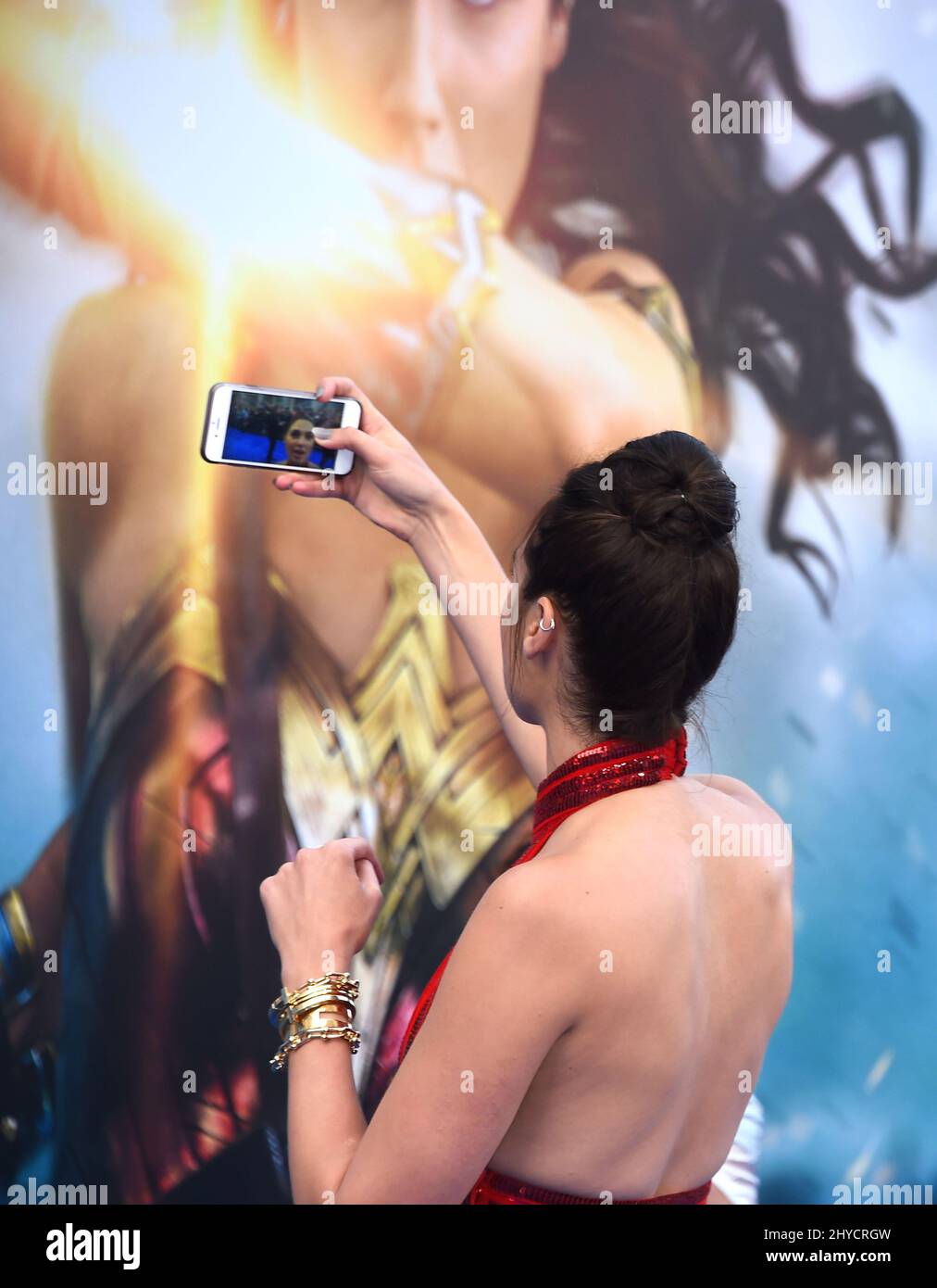Gal Gadot partecipa alla prima di Wonder Woman, che si tiene al Pantages Theatre di Los Angeles, California Foto Stock