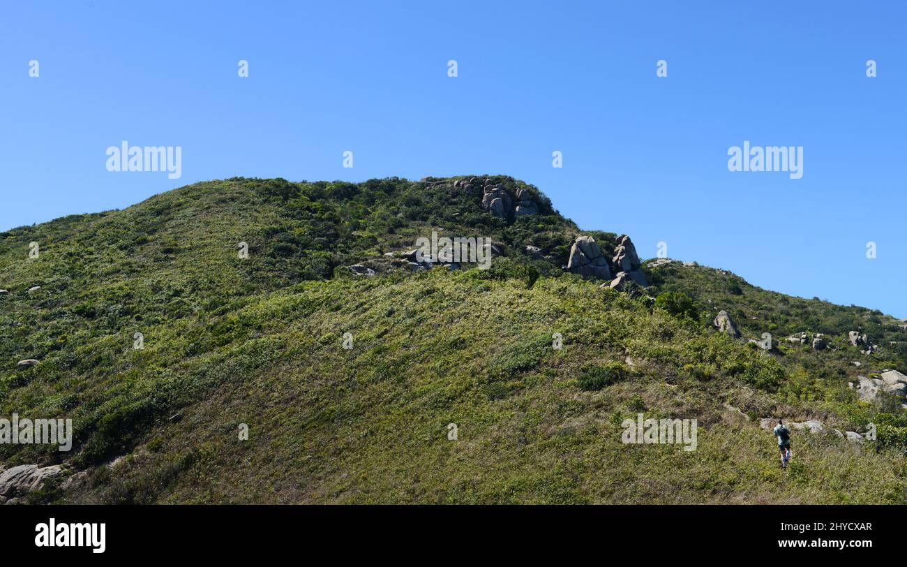 Arrampicata sul monte Stenhouse, la vetta più alta dell'isola di Lamma a Hong Kong. Foto Stock