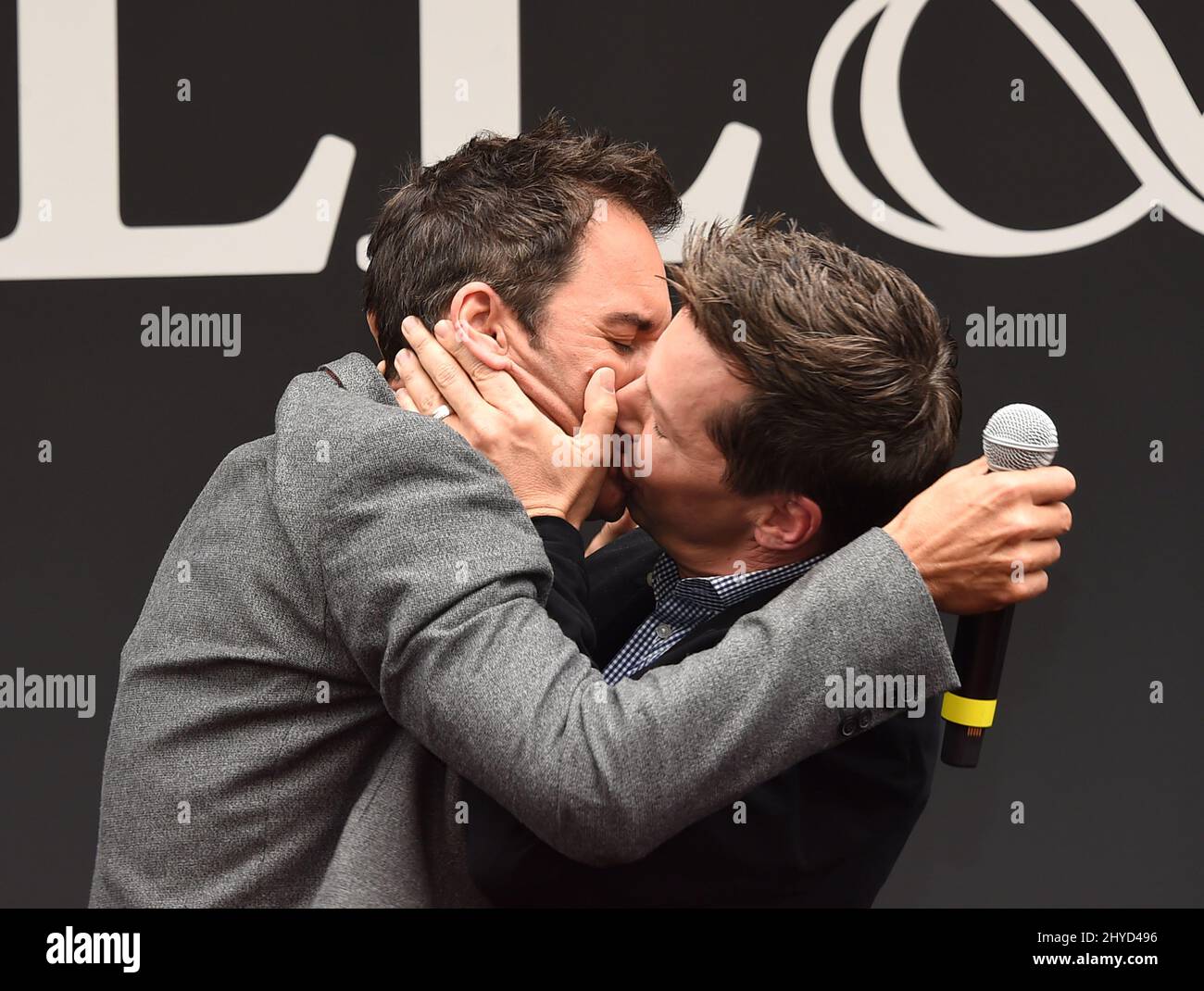 Eric McCormack e Sean Hayes arrivano alla cerimonia di taglio del nastro 'Will & Grace' tenutasi agli Universal Studios di Los Angeles Foto Stock