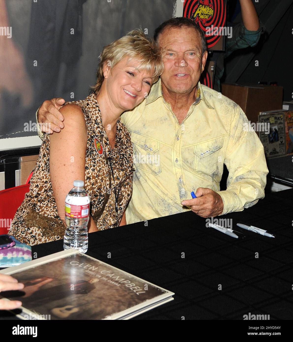 6 settembre 2011 Hollywood, CA. Glen Campbell e la figlia Debbie Campbell Glen Campbell 'Ghost on the Canvas' CD firma ad Amoeba Music Foto Stock