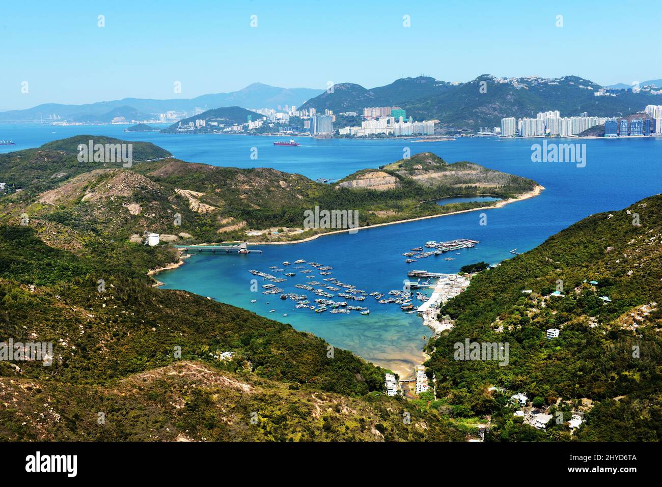 Una vista della Baia di Pichic (Sok Kwu WAN), del canale di Lamma Est e dell'Isola di Hong Kong (lato Sud) vista dalla cima del Monte Stenhouse sull'Isola di Lamma. Foto Stock