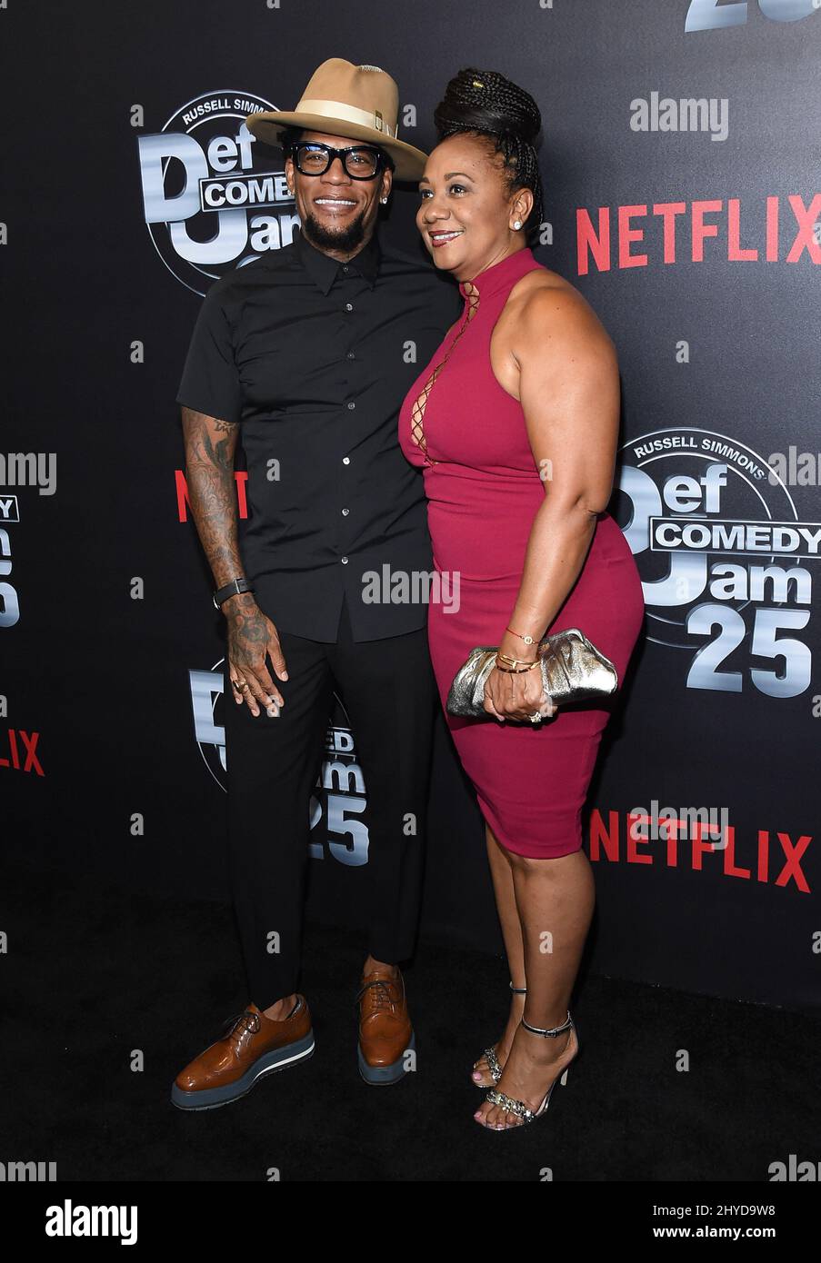 D. L. Hughley e LaDonna Hughley presenti a Netflix presentano l'evento speciale 'def Comedy Jam 25' di Russell Simmons che si tiene presso il Beverly Hilton Hotel di Los Angeles Foto Stock