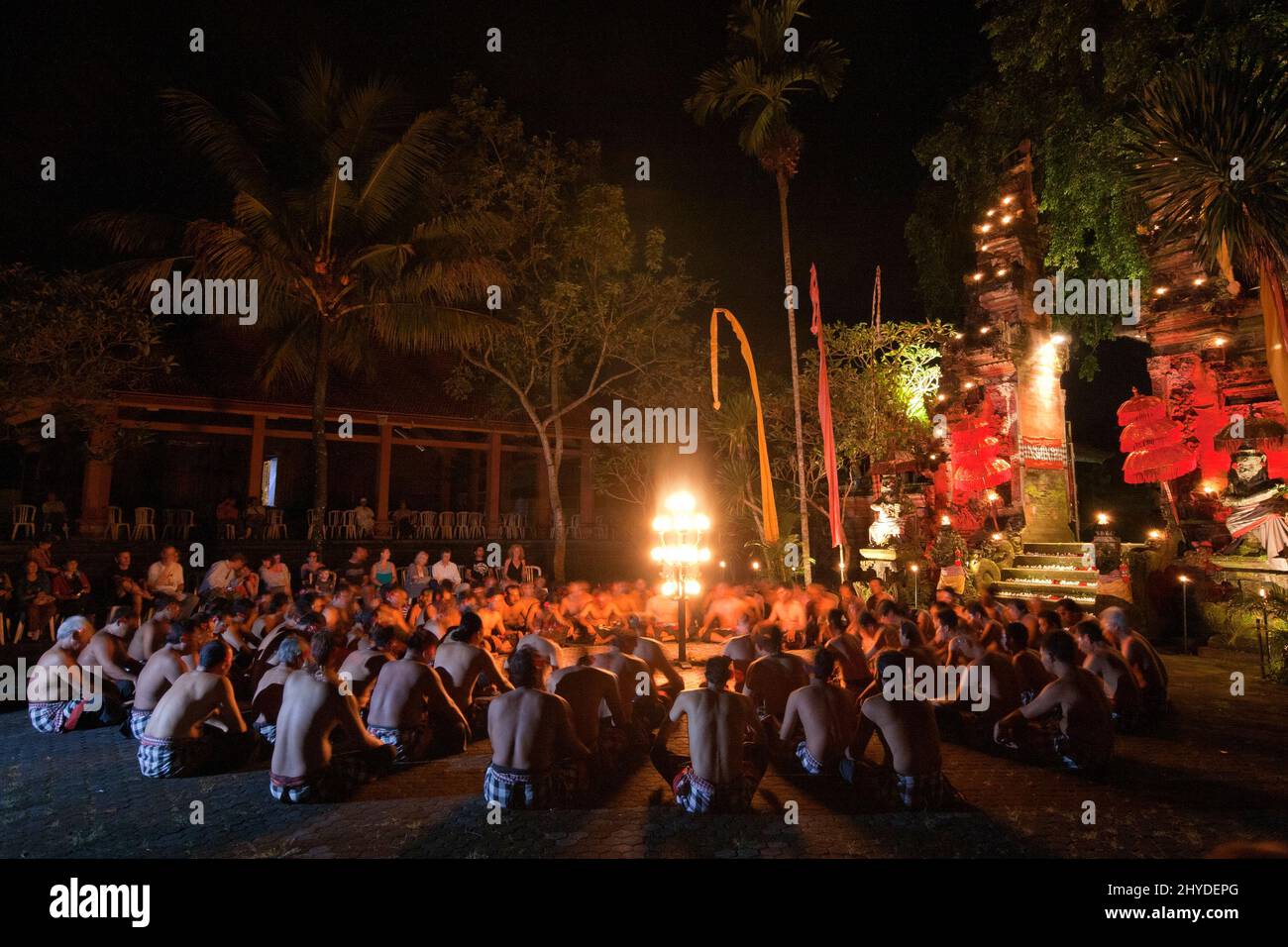 Gli uomini balinesi eseguono la danza Kecak e il dramma musicale presso il cortile del Tempio di pura Dalem a Ubud, Bali, Indonesia, di notte. Foto Stock