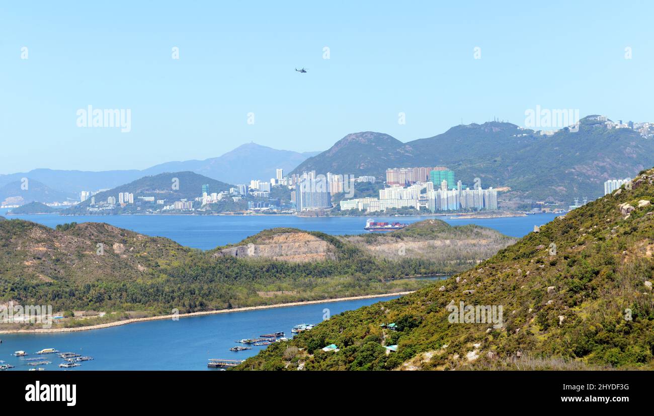 Una vista della Baia di Pichic (Sok Kwu WAN), del canale di Lamma Est e dell'Isola di Hong Kong (lato Sud) vista dalla cima del Monte Stenhouse sull'Isola di Lamma. Foto Stock