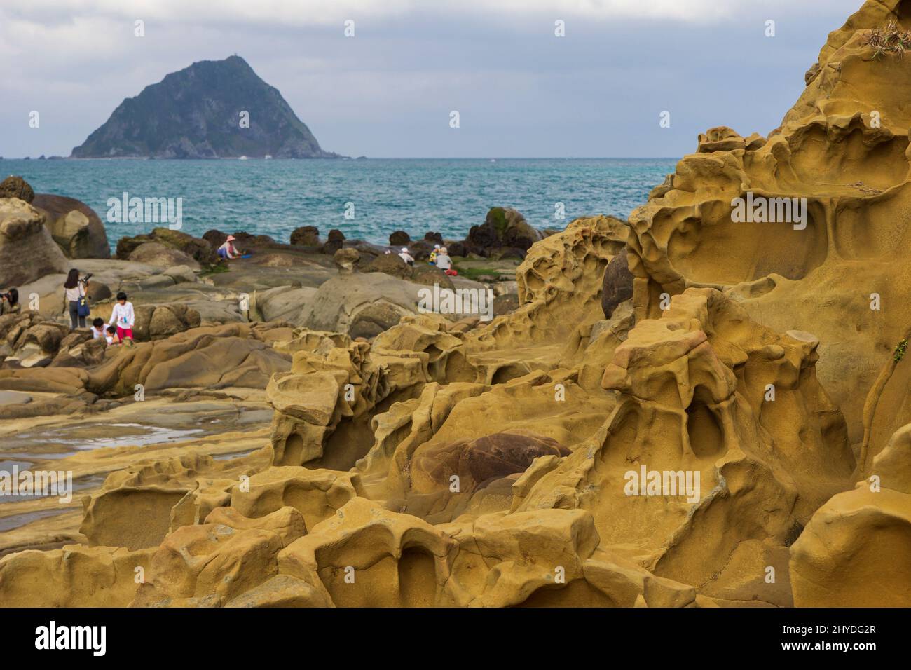 Persone al bizzarro terreno roccioso e formazioni rocciose al Parco dell'Isola di Heping (sperando) (noto anche come Parco dell'Isola della Pace) a Keelung, Taiwan. Foto Stock