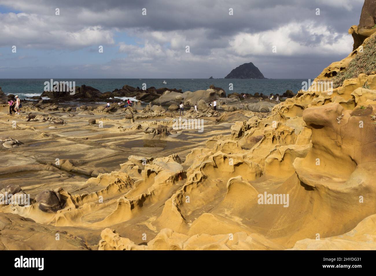 Persone al bizzarro terreno roccioso e formazioni rocciose al Parco dell'Isola di Heping (sperando) (noto anche come Parco dell'Isola della Pace) a Keelung, Taiwan. Foto Stock