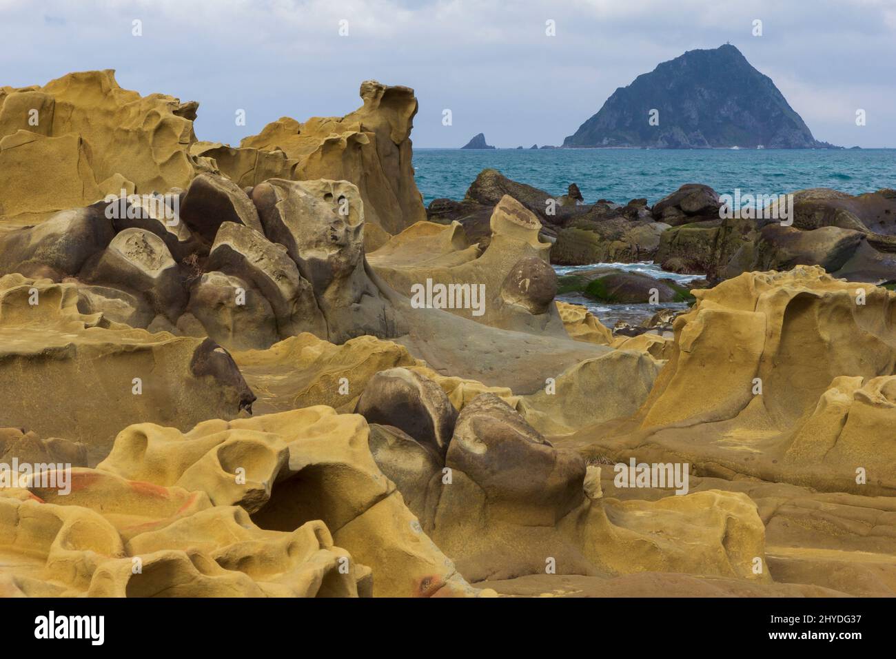 Bizzarre terreni rocciosi e formazioni rocciose al Parco dell'Isola di Heping (sperando) (noto anche come Parco dell'Isola della Pace) a Keelung, Taiwan. Foto Stock