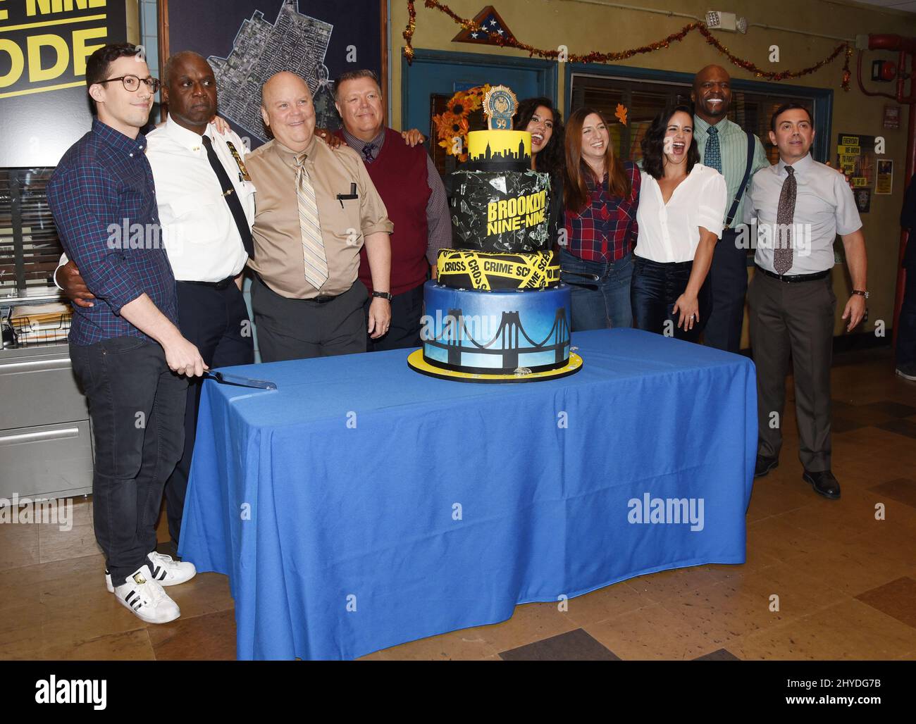 Andy Samberg, Andre Braugher, Dirk Blocker, Joel McKinnon Miller, Stephanie Beatriz, Chelsea Peretti, Melissa Fumero, Terry Crews e Joe lo Truglio "Brooklyn Nine-Nine" festeggiano l'episodio 99th tenuto presso gli studi CBS Radford Foto Stock