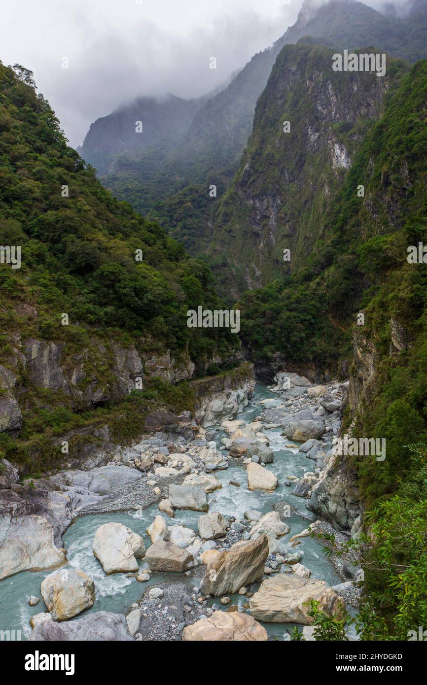 Montagne ripide e lussureggianti, gola profonda e fiume roccioso al Parco Nazionale Taroko a Taiwan. Foto Stock