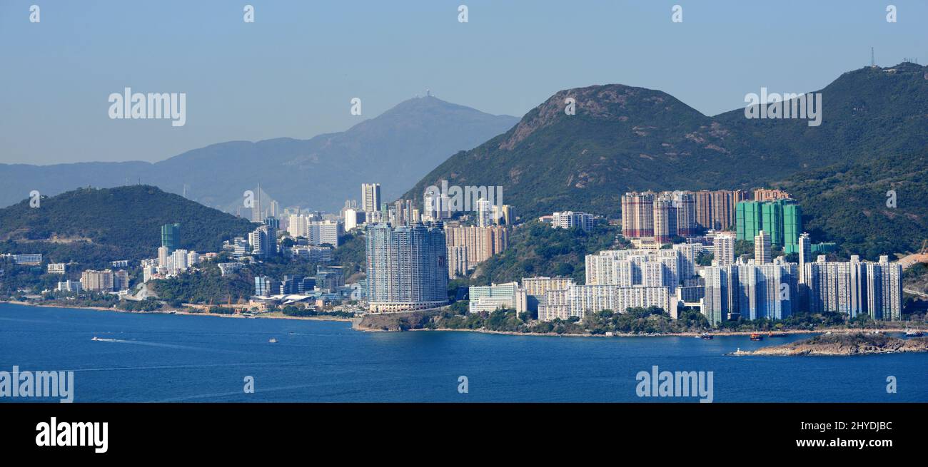 Una veduta del lato Sud di Hong Kong che include il Monte High West, la Baia di Telegraph, il Monte Davis e il Pok fu Lam. Vista da Ling Kok Shan sull'isola di Lamma. Foto Stock