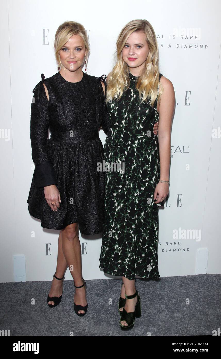 Reese Witherspoon e Ava Phillippe che hanno partecipato ai premi annuali 24th ELLE Women in Hollywood che si tengono al Four Seasons Hotel Beverly Hills Foto Stock