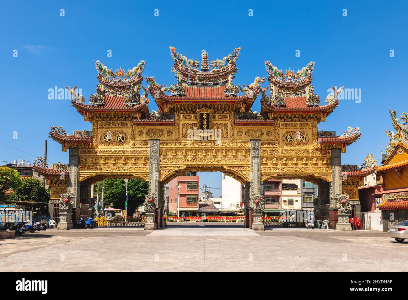 10 marzo 2022: Pailou gigante del Tempio di Donglong a Donggang Township, pingtung, Taiwan. Questo tempio costruito nel 1884 è famoso per il sacrifizio triennale Foto Stock