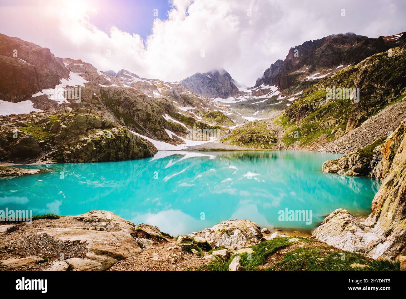 Colline vivaci nella luce del giorno sul Lac Blanc (Lago Bianco). Scena pittoresca e splendida. Ubicazione Place Chamonix resort, Riserva Naturale Aiguilles Rouge Foto Stock
