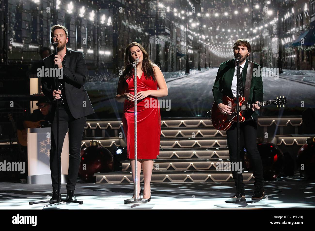 Dave Haywood e Hillary Scott e Charles Kelley of Lady Antebellum al 8th annuale CMA Country Christmas taping ospitato da Reba McEntire e tenuto alla Grand Ole Opry House il 14 novembre 2017 a Nashville, TN. Foto Stock