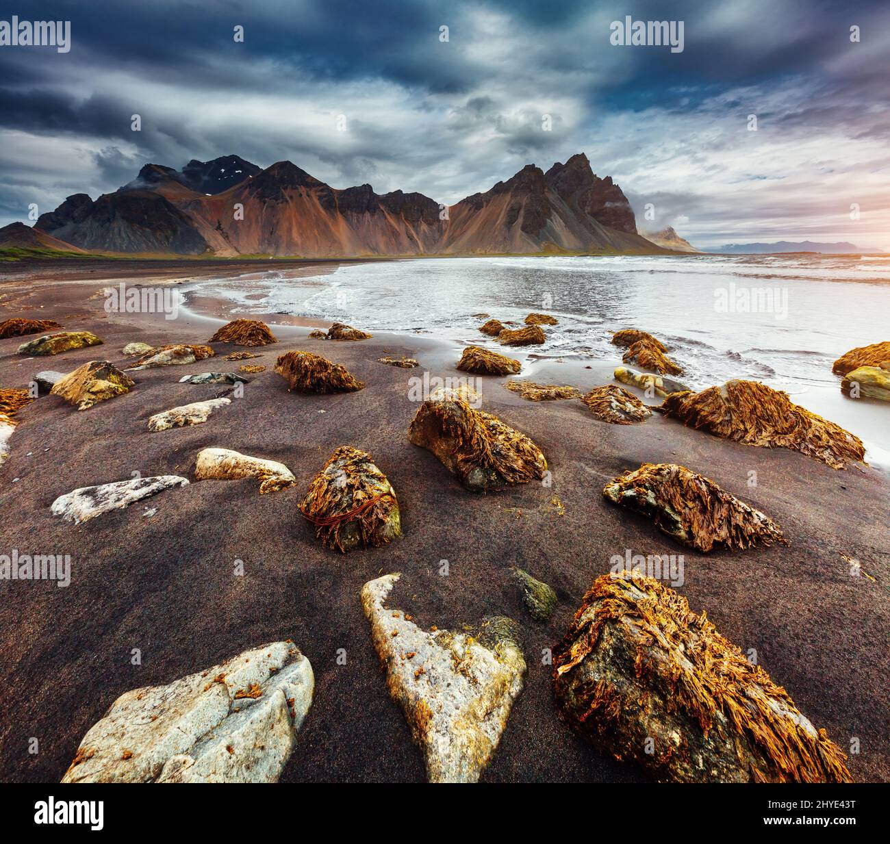 Spiaggia con sabbia nera bagnata. Scena pittoresca e splendida. Popolare attrazione turistica. Location Place Stokksnes cape, Vestrahorn (Batman Mountain), IC Foto Stock