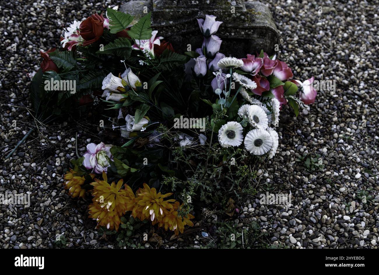 Particolare di fiori per ricordare i morti Foto Stock