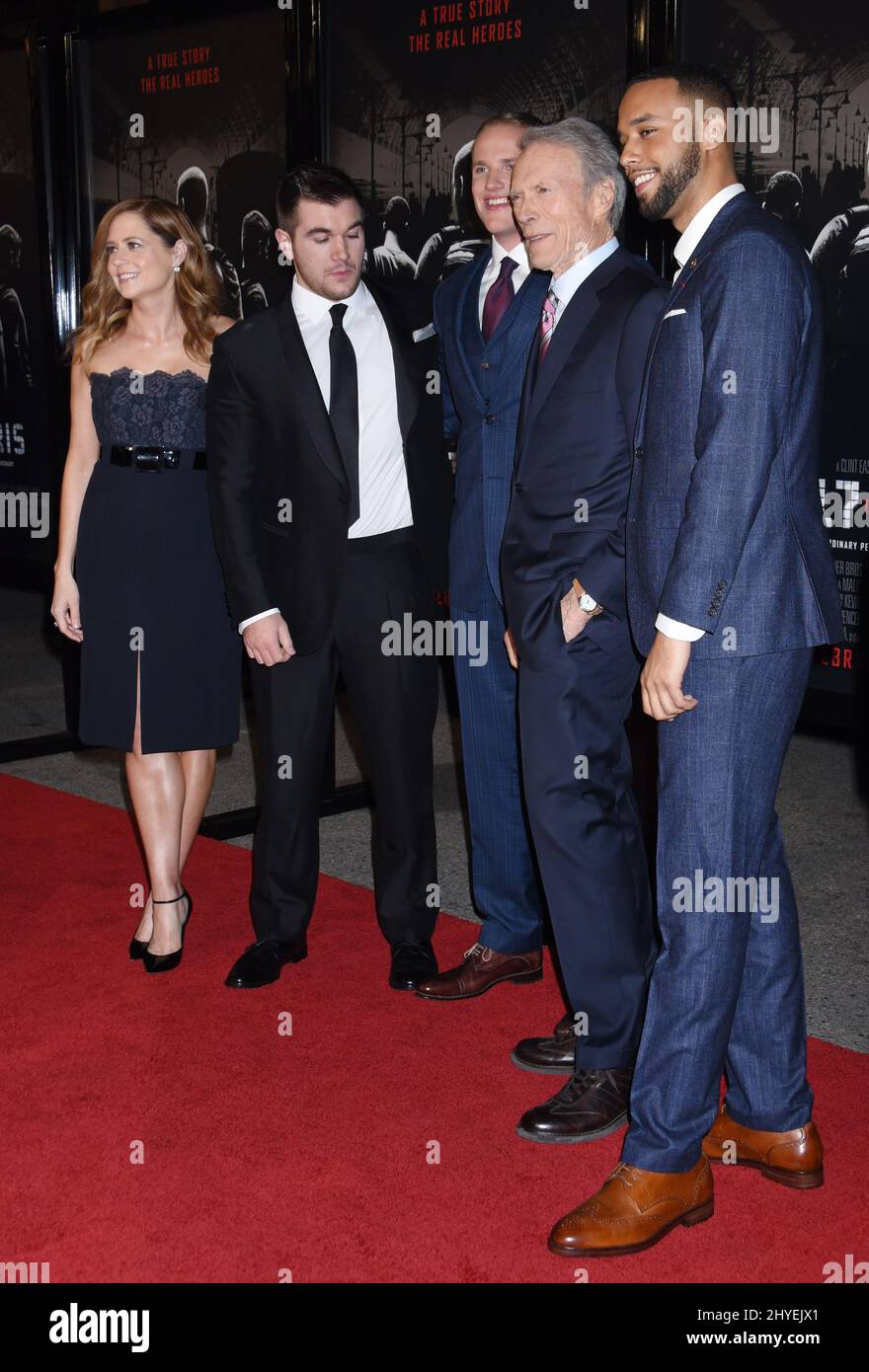 Jenna Fischer, Alek Skarlatos, Spencer Stone, Clint Eastwood e Anthony Sadler al 'The 15:17 to Paris' World Premiere tenuto al Warner Bros. Studio SJR Theatre il 5 febbraio 2018 a Burbank, CA. Foto Stock