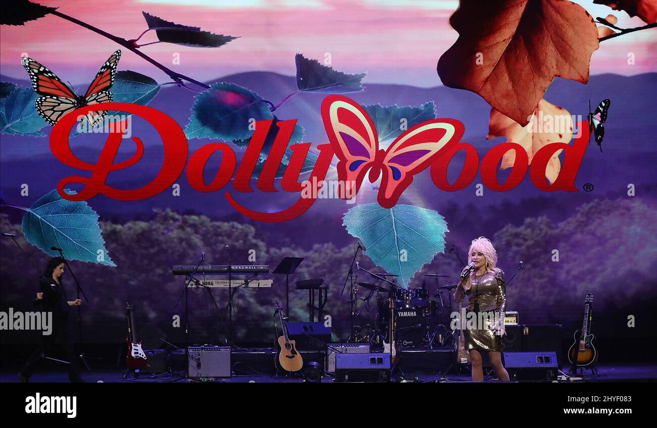 Dolly Parton alla Grande apertura della Stagione 2018 di Dollywood, con la Ladysmith Black Mambazo Band, che celebra il Festival delle Nazioni e annuncia una Stagione di Showstoppers, a Pigeon Forge, Tennessee Foto Stock