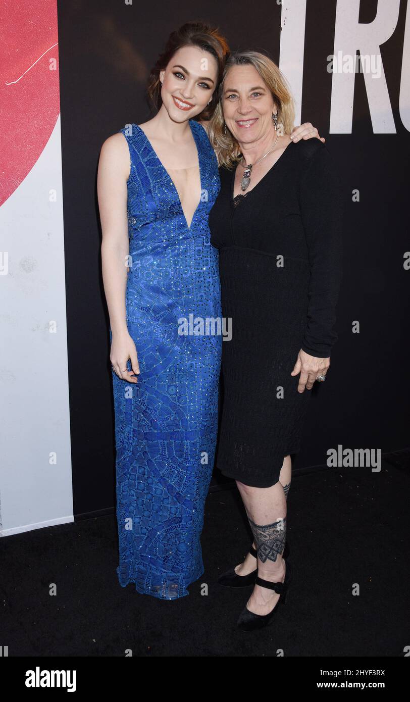 Violett Beane e madre alla Universal Pictures 'Blumhouse's Truth or dare' Premiere tenuto presso l'ARCLIGHT Cinemas Cinema Dome il 12 aprile 2018 a Hollywood, Los Angleles Foto Stock
