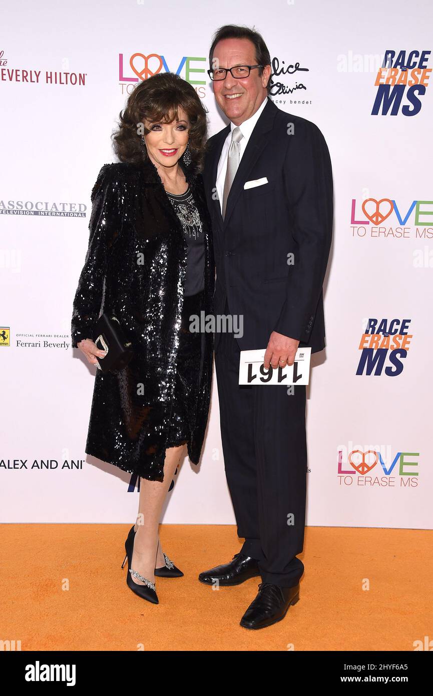 Joan Collins e Percy Gibson arrivano al Gala di anniversario Race to Erase MS 25th che si tiene al Beverly Hilton Hotel il 20 aprile 2018 a Beverly Hills, CA. Foto Stock