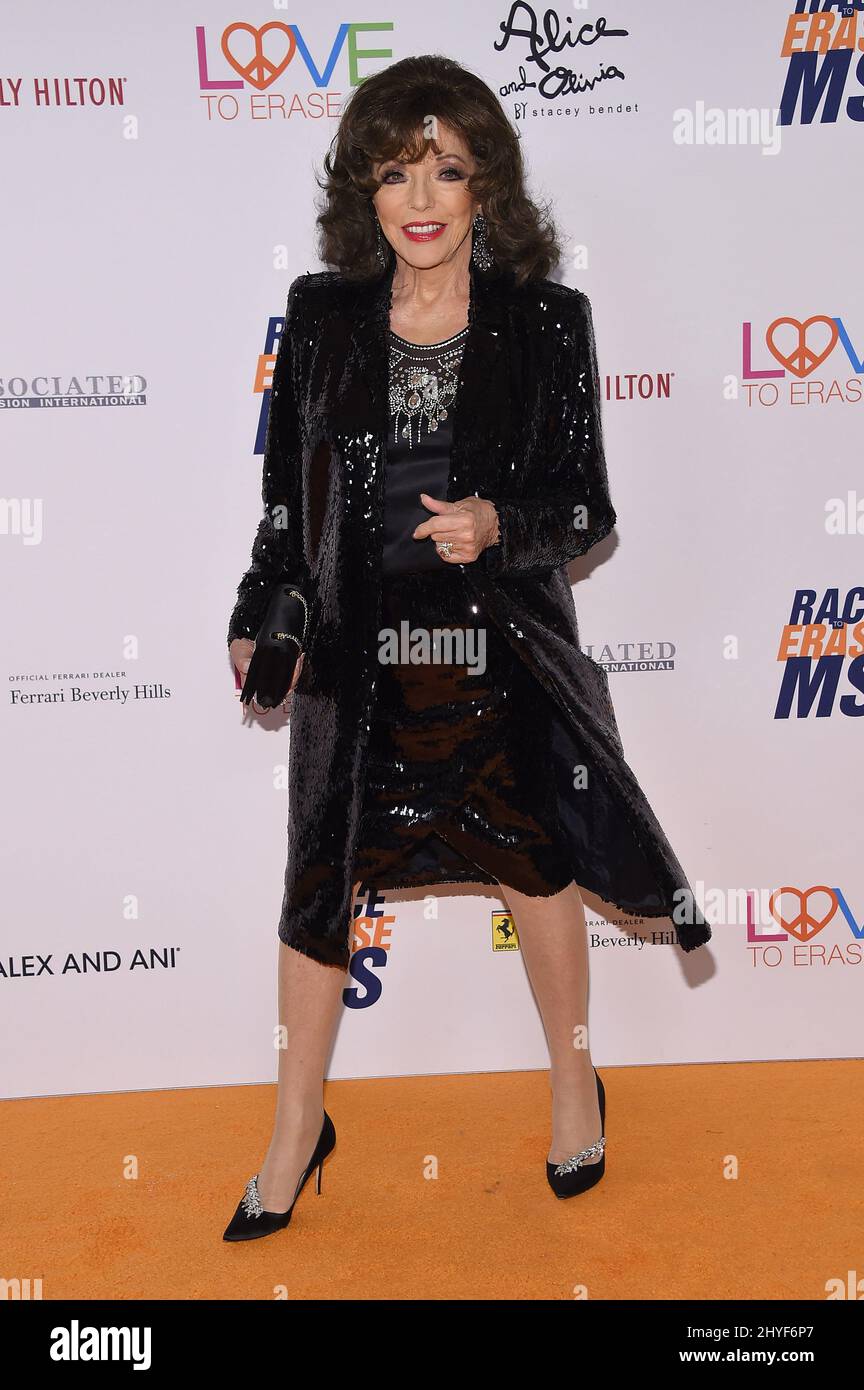 Joan Collins partecipa alla gara di cancellazione MS 25th Anniversary Gala tenuta al Beverly Hilton Hotel a Beverly Hills, California Foto Stock