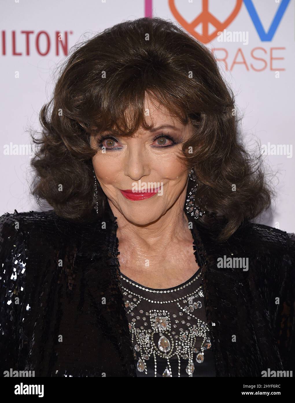 Joan Collins partecipa alla gara di cancellazione MS 25th Anniversary Gala tenuta al Beverly Hilton Hotel a Beverly Hills, California Foto Stock