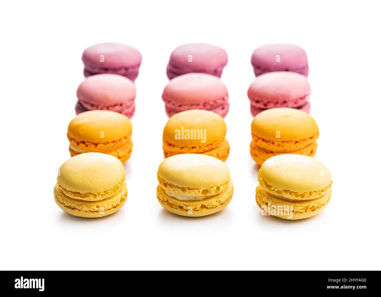 Macaron dolci e colorati. Macaroni francesi tradizionali. Gustoso dessert isolato su sfondo bianco. Foto Stock