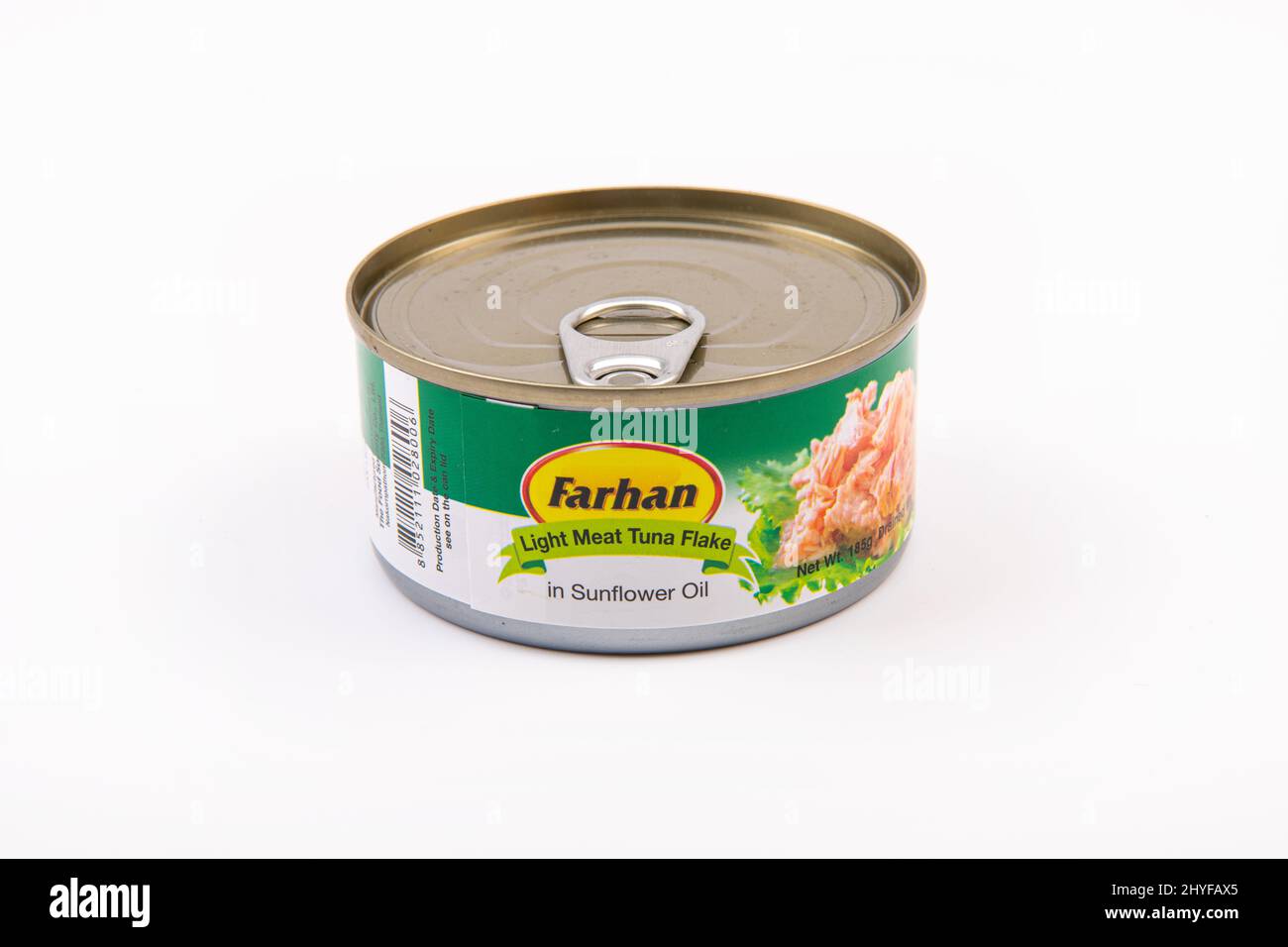Farhan torta di tonno di carne leggera in olio di girasole, 185 g in scatola su sfondo bianco Foto Stock