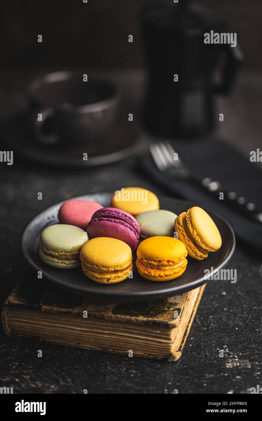 Macaron dolci e colorati. Macaroni francesi tradizionali. Gustoso dessert sul piatto. Foto Stock