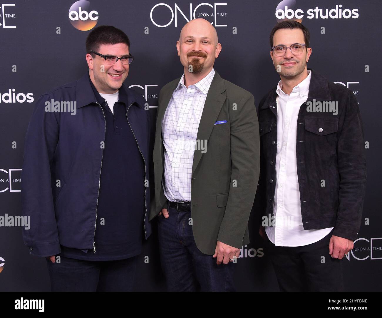 Adam Horowitz, David Goodman e Edward Kitsis alla finale della serie "Once upon A time" tenutasi a Londra il 8 maggio 2018 a West Hollywood, CA. Foto Stock