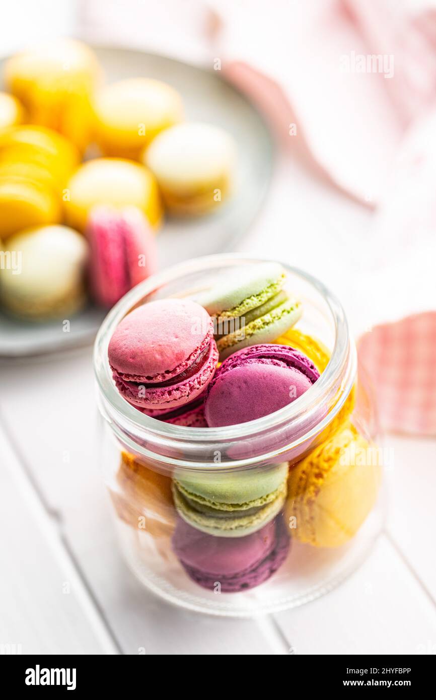 Macaron dolci e colorati. Macaroni francesi tradizionali. Gustoso dessert nel vaso. Foto Stock