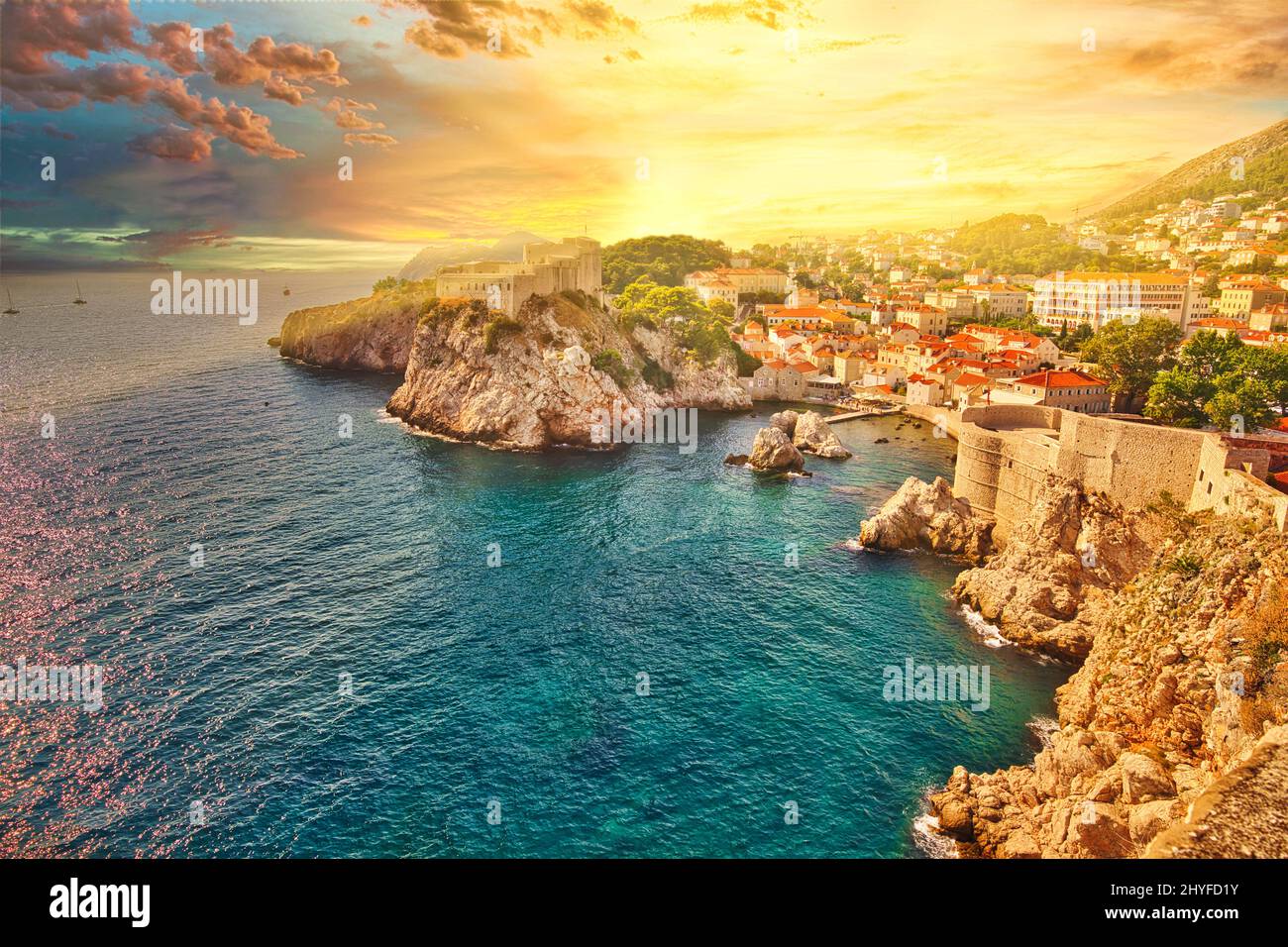 Forte Lovrijenac da Dubrovnik mura della città di Croazia al tramonto. Fortezza di Fort Lovrijenac nel porto occidentale. Dubrovnik, patrimonio dell'umanità dell'UNESCO, è un Foto Stock