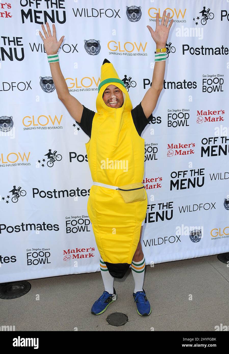 Lo Chef Nguyen Tran partecipa alla sfida Off the Menu e Postmates City, la migliore sfida di hamburger segreto. Ogni fornitore di hamburger collabora con una celebrità speciale per creare l'hamburger segreto. L'evento si svolge presso il Wallenberg Center il 26 maggio 2018 a Beverly Hills, CA. Foto Stock