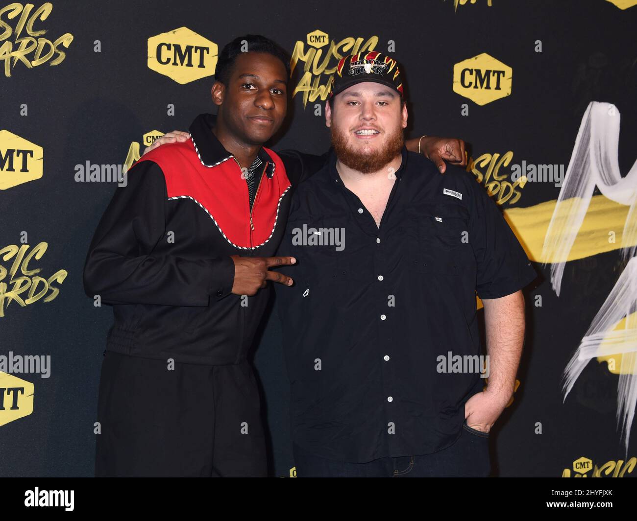 Leon Bridges e Luke Combs ai CMT Music Awards 2018 che si sono tenuti alla Bridgestone Arena il 6 giugno 2018 a Nashville, Tennessee Foto Stock