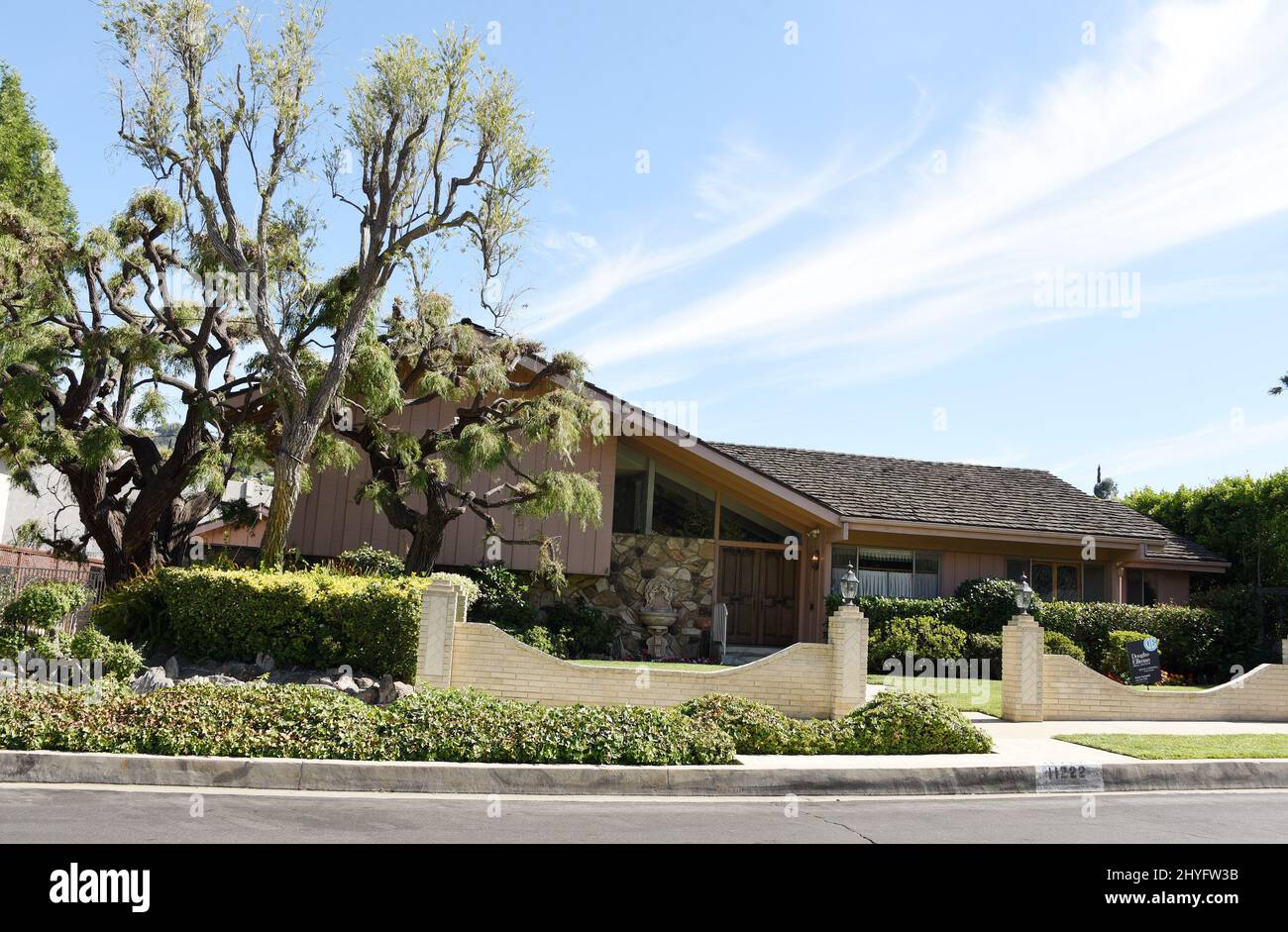 Una vista generale dell'iconica casa del mazzo Brady in cui un tempo viveva il clan è ora in vendita. Questa è la prima volta in 50 anni è stato sul mercato. Lo spettacolo è stato trasmesso dal 1969 al 1974. Questa foto è stata scattata il 21 luglio 2018 a Studio City, CA. Foto Stock