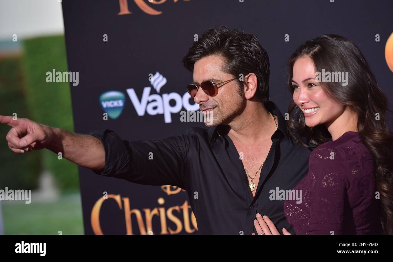 John Stamos e Caitlin McHugh hanno partecipato alla prima di Christopher Robin a Los Angeles, California Foto Stock