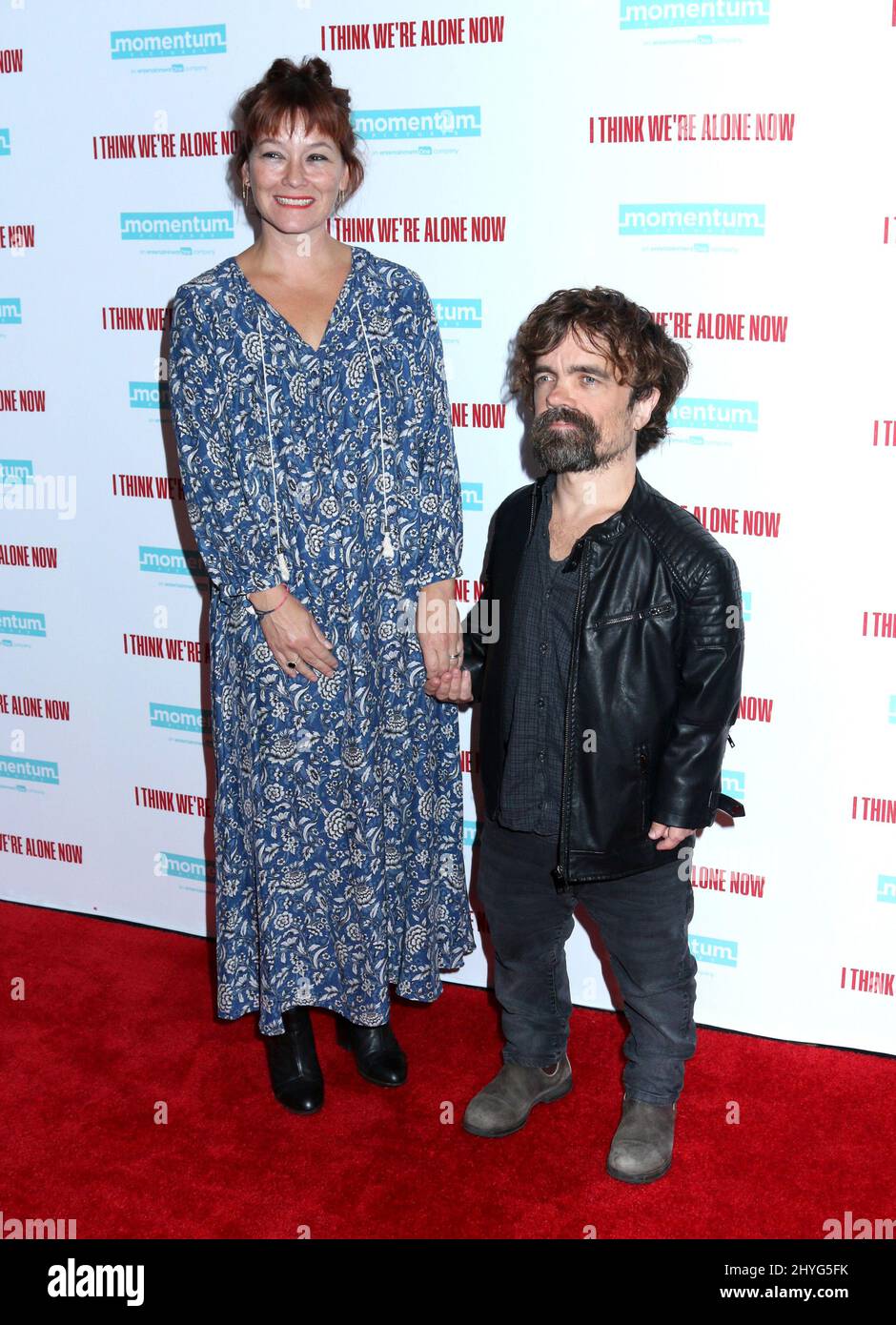 Peter Dinklage & moglie Erica Schmidt partecipa allo Screening Speciale i Think We're Alone Now tenutosi al Dolby 88 di New York il 12 settembre 2018. Foto Stock
