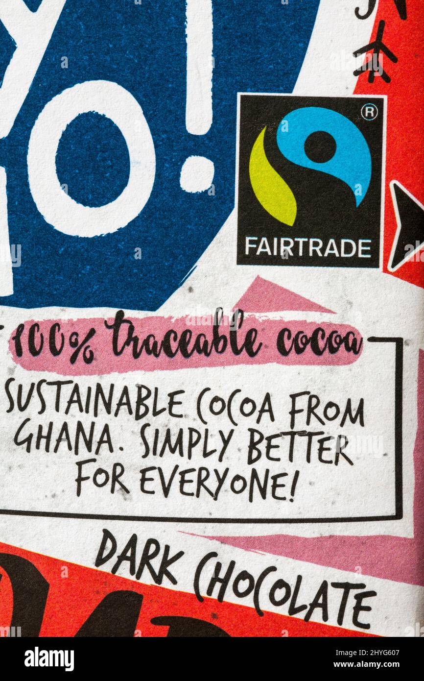 Logo Fairtrade simbolo Fairtrade sulla strada per andare barra di cioccolato fondente fin Carre da Lidl - Fair Trade 100% cacao tracciabile - cacao sostenibile dal Ghana Foto Stock