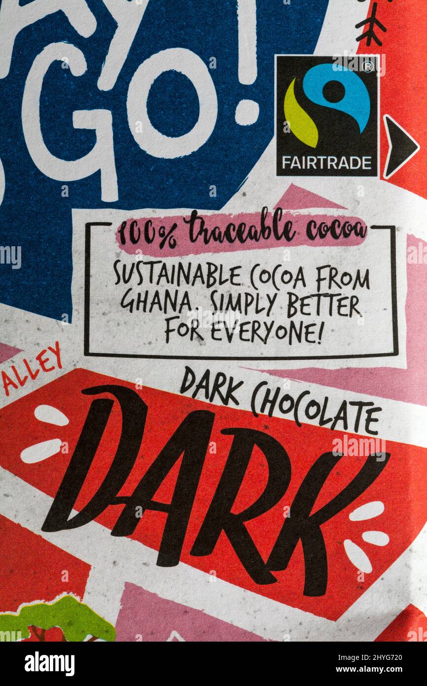 Logo Fairtrade simbolo Fairtrade sulla strada per andare barra di cioccolato fondente fin Carre da Lidl - Fair Trade 100% cacao tracciabile - cacao sostenibile dal Ghana Foto Stock