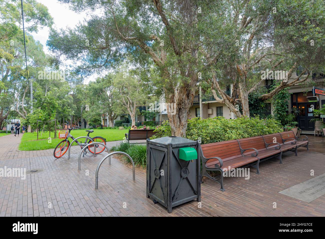 Cave Green nel sobborgo interno di Sydney di ultimo è un piccolo parco che si trova tra due file di case terrazza che fornisce spazio aperto per i residenti Foto Stock