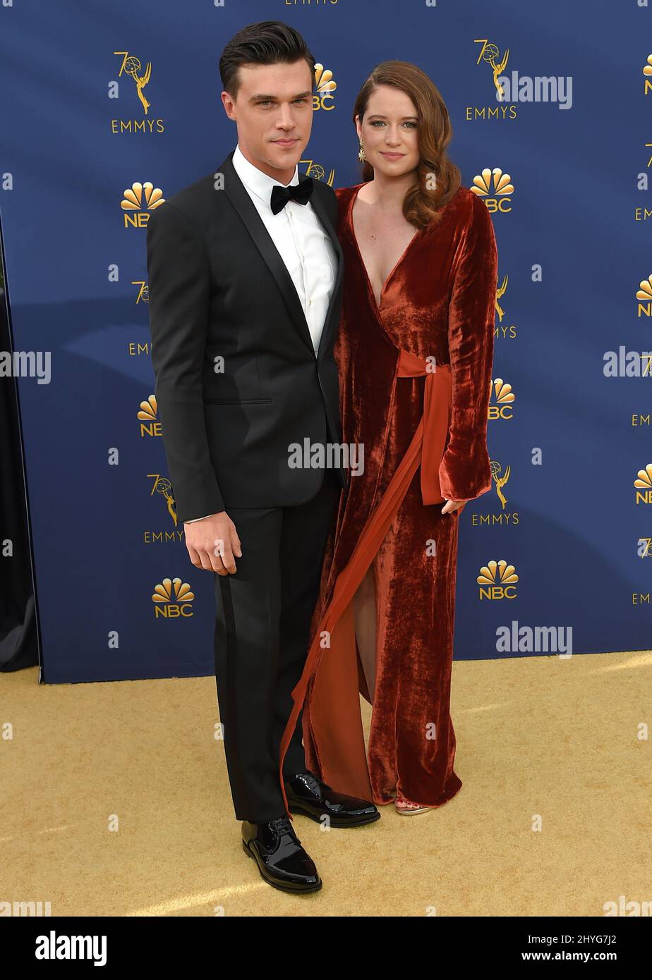 Finn Wittrock e Sarah Roberts al Primetime Emmy Awards 70th tenuto presso il Microsoft Theatre L.A. Live il 17 settembre 2018 a Los Angeles, USA Foto Stock