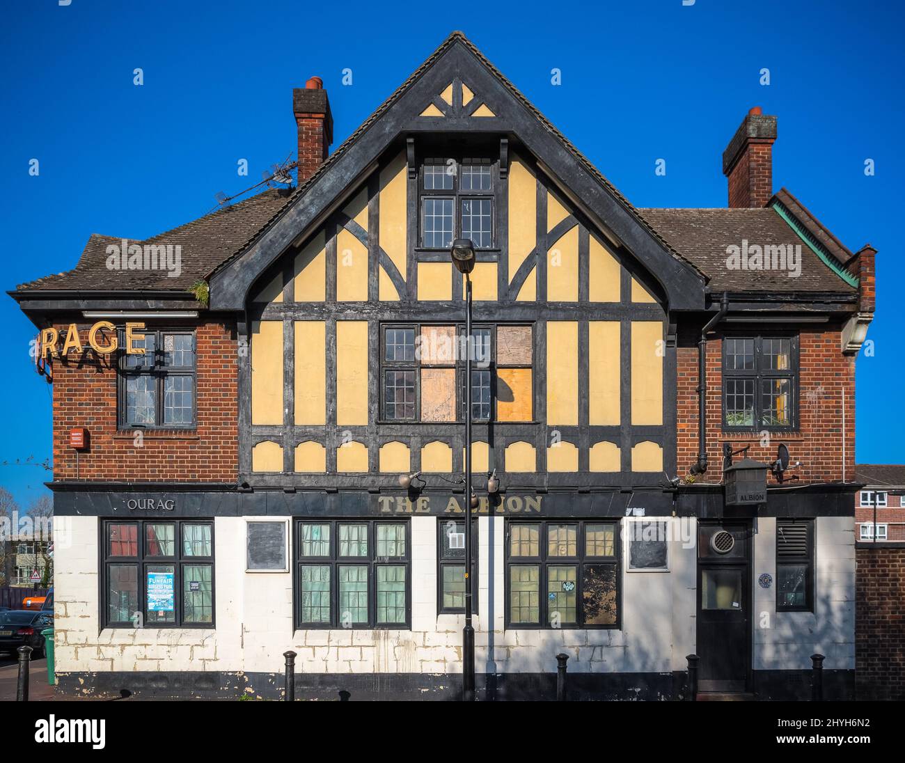 Londra, UK - 19 aprile 2019 - l'esterno di un pub inglese in stile mock Tudor intorno al Canada Water Foto Stock