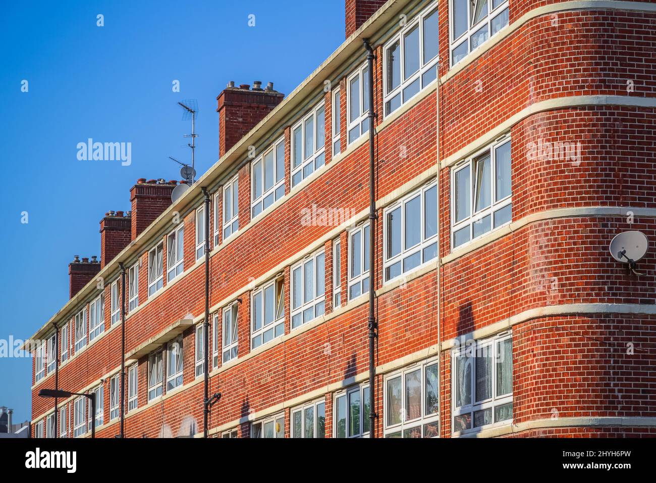 Un blocco di mattoni rossi di appartamento intorno al Canada Water a Londra Foto Stock