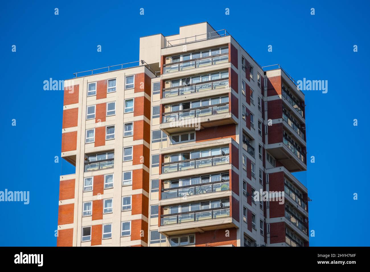 L'esterno di una torre residenziale si blocca intorno al Canada Water a Londra Foto Stock