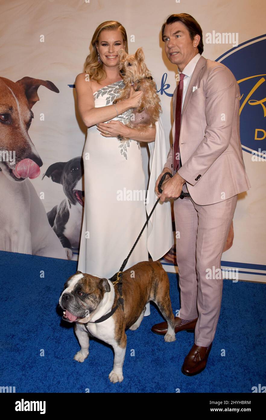 Rebecca Romijn, Jerry o'Connell e i cani di salvataggio al '2019 American Rescue Dog Show' di Hallmark Channel, tenuto al Fairplex di Pomona il 13 gennaio 2019 a Pomona, CA. Foto Stock