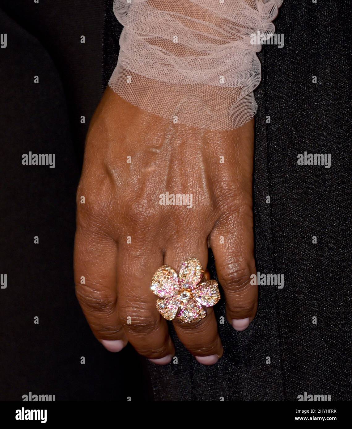 Angela Bassett partecipa alla Recording Academy e al Clive Davis' 2019 Pre-GRAMMY Gala tenuto al Beverly Hilton Hotel a Beverly Hills, California Foto Stock