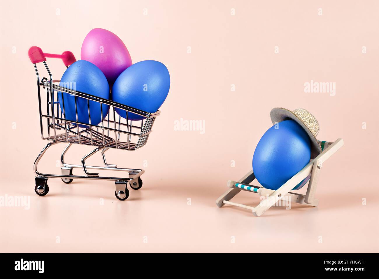 L'idea della consegna domestica degli acquisti per Pasqua, su un background rosa Foto Stock