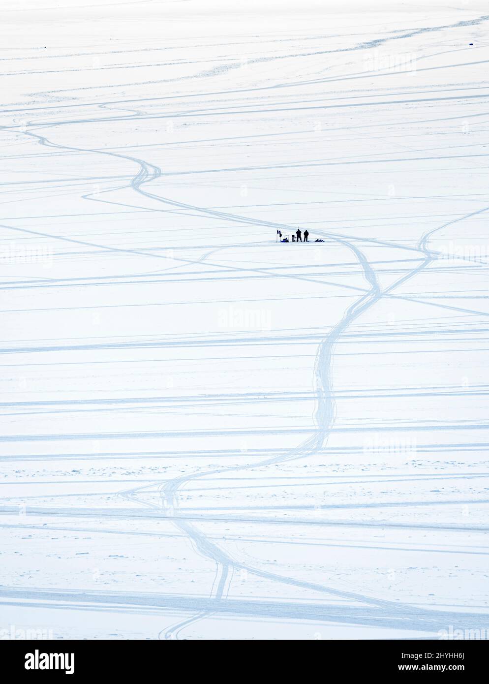 Tracce e pescatori sul ghiaccio marino su un fiordo vicino Uummannaq durante l'inverno nella Westgreenland settentrionale oltre il cerchio artico. Nord America, Greenla Foto Stock