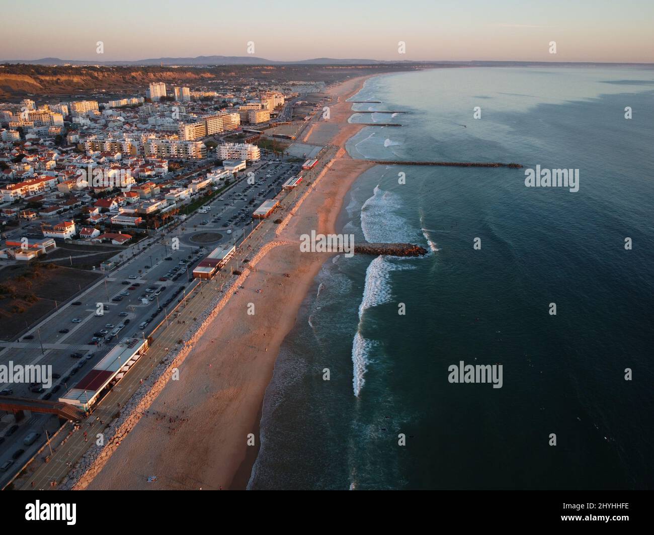 Veduta aerea della spiaggia della parrocchia civile Costa da Caparica di Almada, Setubal, Portogallo Foto Stock
